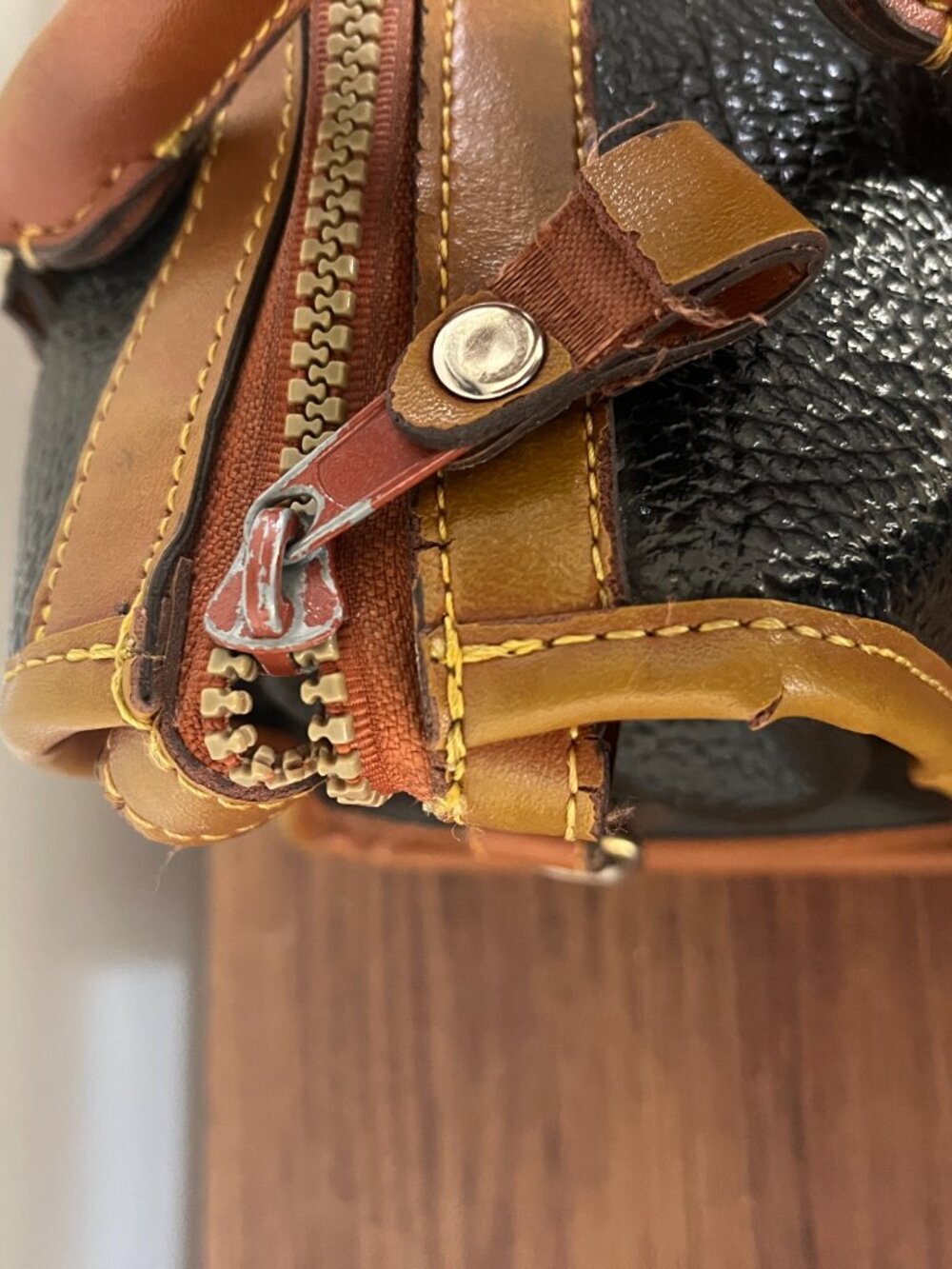 VTG Dooney Bourke Black and Brown Pebble AllWeather Leather Doctor's/Bowler Bag - Picture 5 of 14